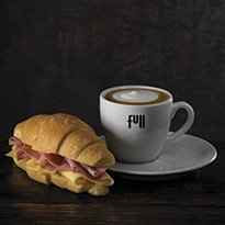 cafe-con-croisant-jamon-y-queso.jpg